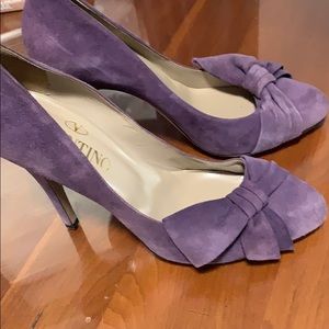 Authentic Valentino purple pumps never worn